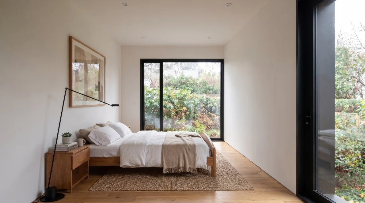 Soldanella Bungalow bedroom, white/white